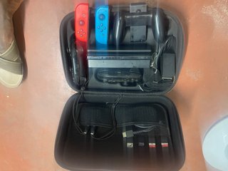 Nintendo Switch con accesorios y funda