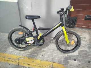 Bicicleta infantil Btwin 16 pulgadas, incl. casco