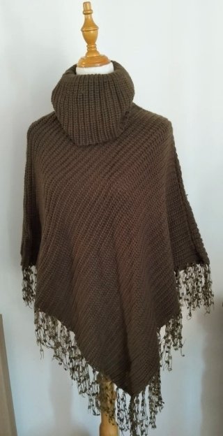 Poncho de punto grueso con cuello alto
