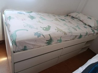 Cama con estructura de almacenaje