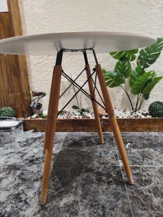Mesa redonda blanca patas madera