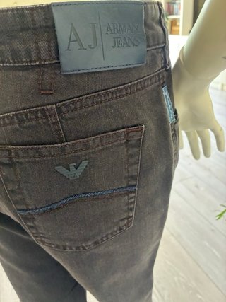 Conjunto chaqueta estampada  y pantalon gris .