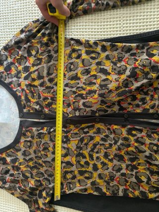 Conjunto chaqueta estampada  y pantalon gris .