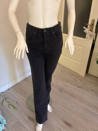 Conjunto chaqueta estampada  y pantalon gris .