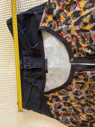 Conjunto chaqueta estampada  y pantalon gris .