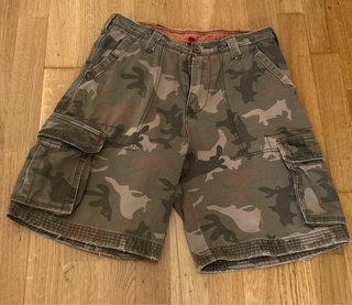 Pantalón corto camuflaje talla M, exactamente W30”