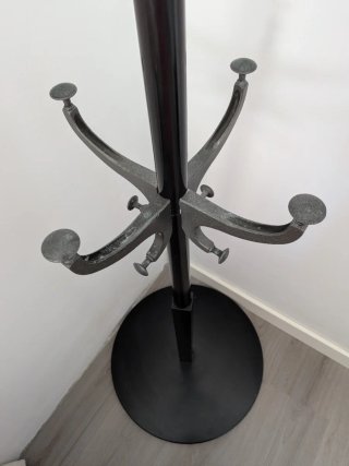 Perchero Pie negro IKEA HEMNES base redonda