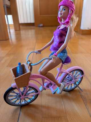 Barbie ciclista con casco y bici rosa