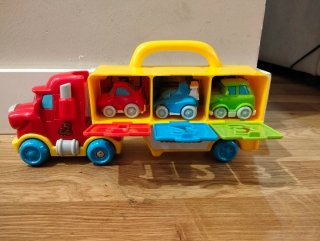 Camión de juguete con coches