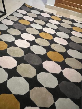 Alfombra Ikea geométrica negra y dorada