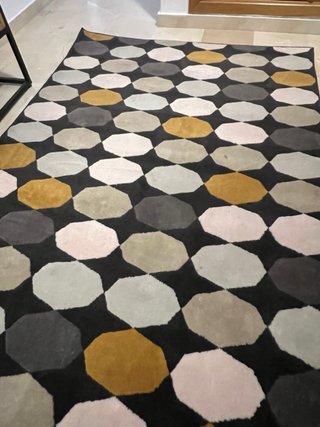 Alfombra Ikea geométrica negra y dorada