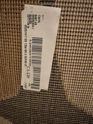 Alfombra Ikea geométrica negra y dorada