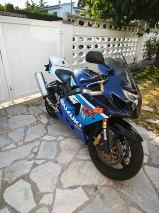 Suzuki GSX 600 Sportbike Azul y Blanco