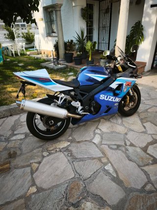 Suzuki GSX 600 Sportbike Azul y Blanco