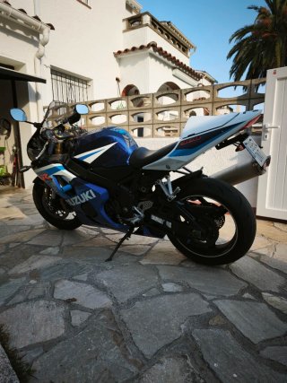 Suzuki GSX 600 Sportbike Azul y Blanco