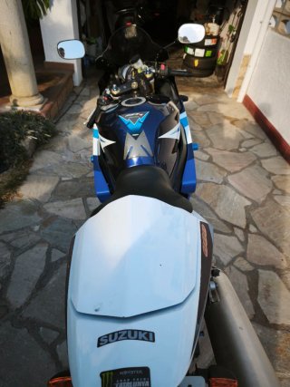 Suzuki GSX 600 Sportbike Azul y Blanco