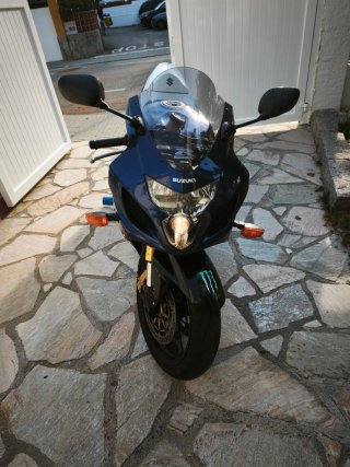 Suzuki GSX 600 Sportbike Azul y Blanco