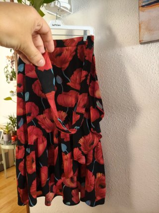 Falda larga estampada flores rojas