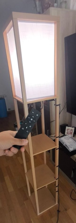 Lámpara de pie de madera y papel