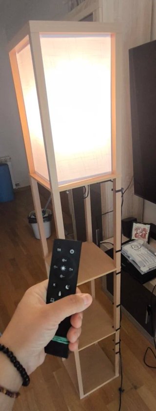 Lámpara de pie de madera y papel