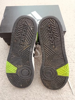 Zapatillas Adidas Hoops Blancas y Verdes