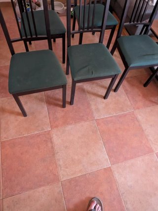 Mesa y 6 sillas (faltan las patas)