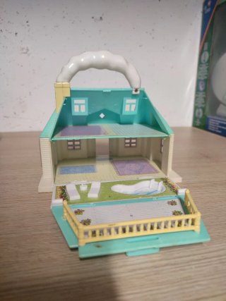 Casita de muñecas con asa
