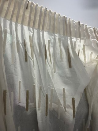 Ropa de cama variada y cortinas