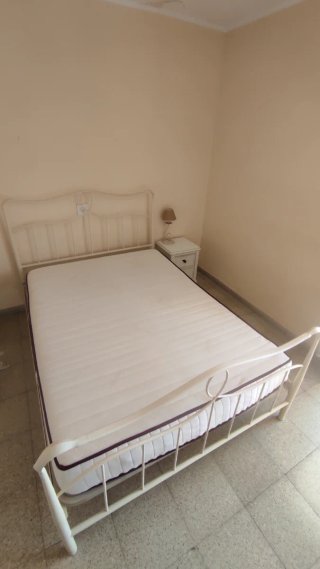Cama y colchón beige/blanco