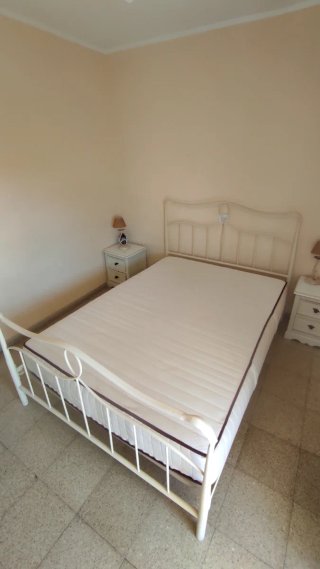 Cama y colchón beige/blanco