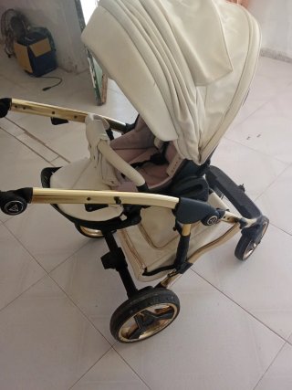 Carro de bebé de lujo dorado y beige