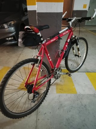 Bicicleta de montaña roja
