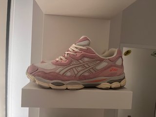 Zapatillas Asics rosas y blancas