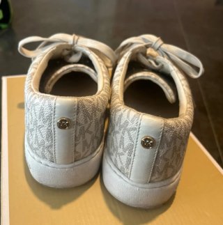Zapatillas Michael Kors Blancas y Doradas