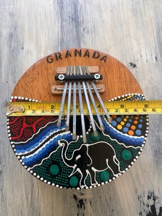 Kalimba o piano de pulgar artesanal hecho con coco