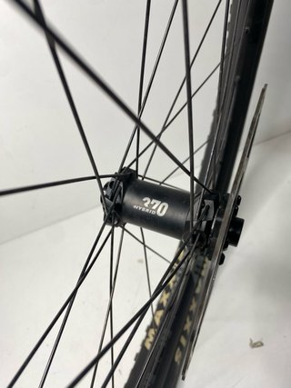 : Rueda DT Swiss H 1900 Hybrid 29 Maxxis