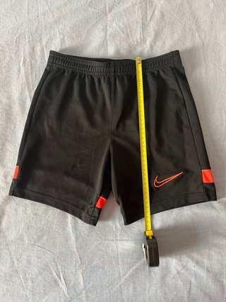 Pantalón corto Nike negro y naranja
