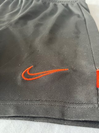 Pantalón corto Nike negro y naranja