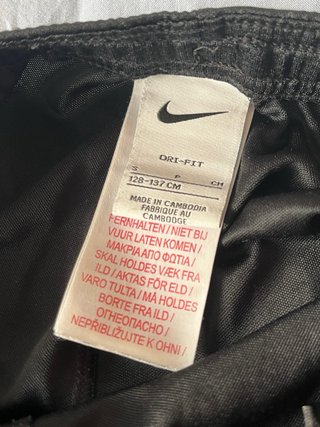 Pantalón corto Nike negro y naranja