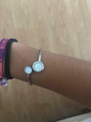 Pulsera plata con detalles blancos
