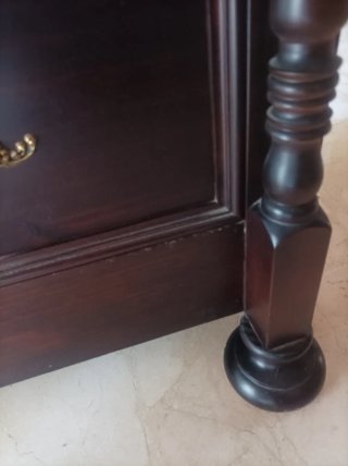 Cómoda de madera oscura