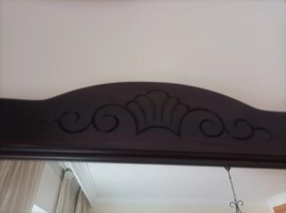 Cómoda de madera oscura