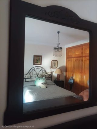 Cómoda de madera oscura
