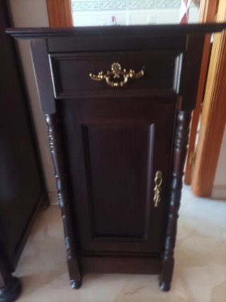Cómoda de madera oscura