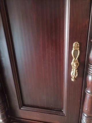 Cómoda de madera oscura