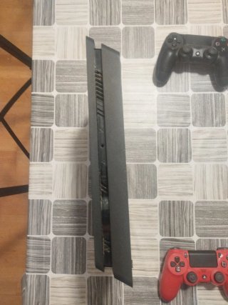 PS4 Slim 1TB + 2 Mandos (Negro y Rojo)