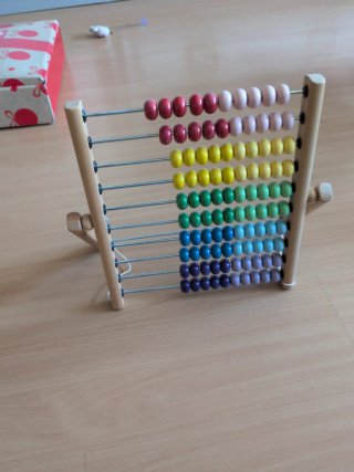 Ábaco de madera con cuentas de colores