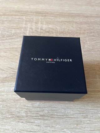 Reloj Tommy Hilfiger Negro y Rojo