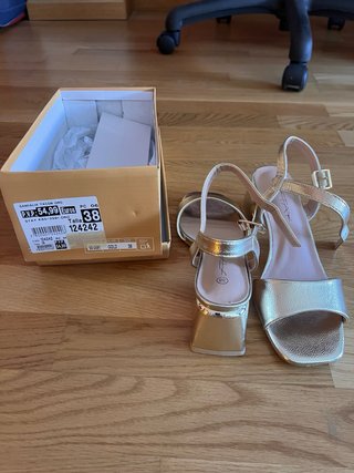 Sandalias doradas talla 38.