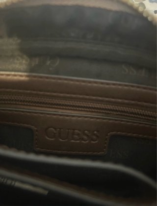 Bolso bandolera Guess marrón monograma